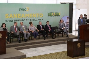 Ministro Arthur Chioro em cerimônia de liberação de recursos do PAC 2