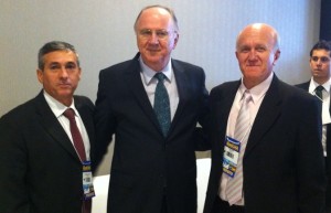 Da esquerda para direita (Lourival Seixas (Prefeito de Muçum), Paulo Ziulkoski (Presidente da CNM) e Olmir Rossi (Prefeito de Ilópolis e Presidente da AGM)