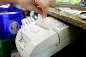 Além de praticar a cidadania fiscal, o consumidor cadastrado colabora ainda com as entidades sociais de sua escolha, que recebem auxílio financeiro de acordo com a pontuação gerada - Foto: Daniela Barcellos/ Palácio Piratini
