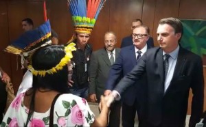 Bolsonaro faz live ao lado de indígenas - Presidência da República