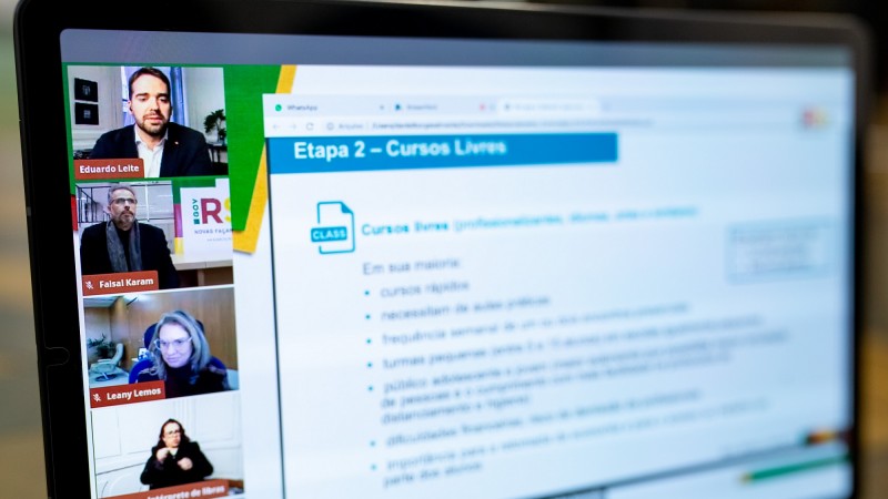 As etapas de retorno gradual das atividades de ensino foram apresentadas pelo governador e secretários em transmissão ao vivo - Foto: Gustavo Mansur/Palácio Piratini
