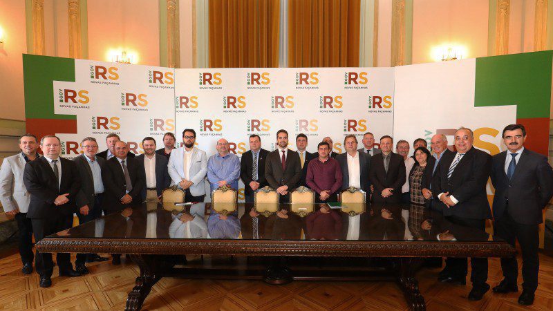 PORTO ALEGRE, RS, BRASIL, 01.08.2019.PORTO ALEGRE, RS, BRASIL, 01.08.2019 - Quinze municípios gaúchos deixaram o Palácio Piratini, no final da manhã desta quinta-feira (1º/8), com um total de R$ 48,5 milhões de crédito para investir em infraestrutura urba